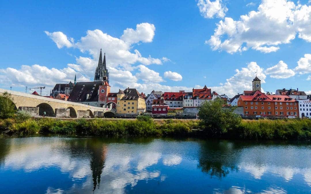 Steinerne Brücke und Dom St. Peter in Regensburg, Blick von der Insel Wöhrd