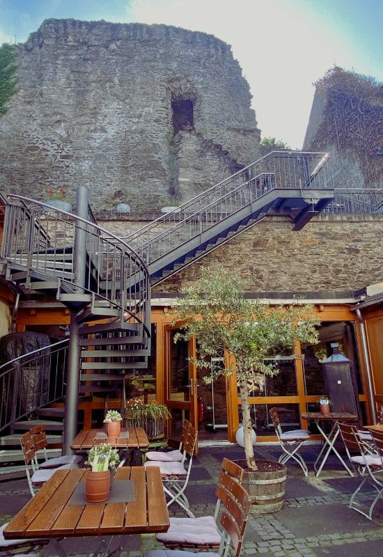 Courtyard of the Roter Ochsen in Rhens, featuring sections of the medieval city fortifications