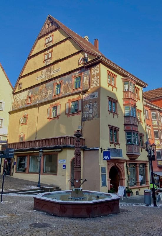 Apostelbrunnen und historische Häuser in der Hauptstraße von Rottweil