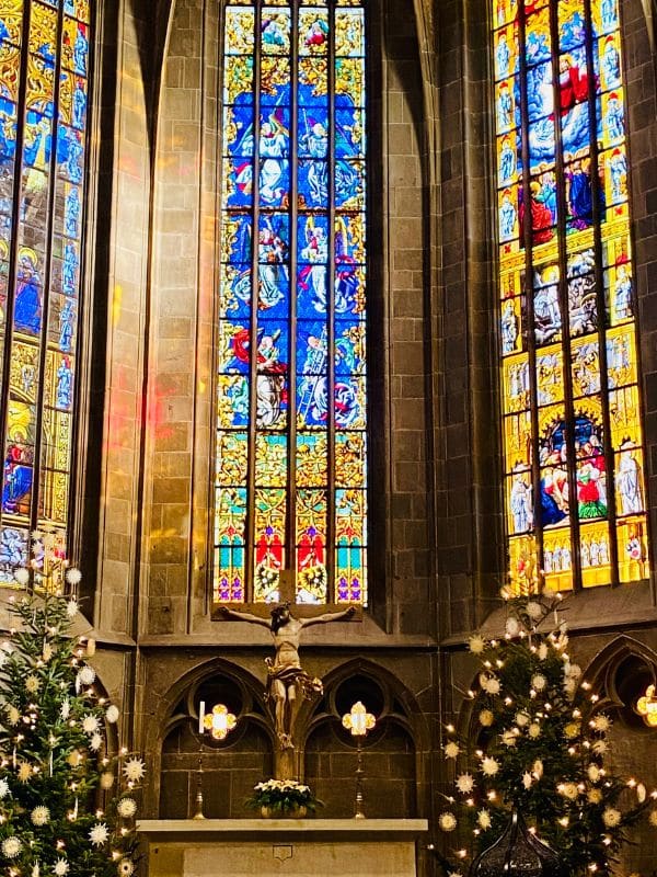 Rottweil - Heilig-Kreuz-Münster von innen - Fenster im Hauptchor, davor das Kruzifix - angiestravelroutes.com