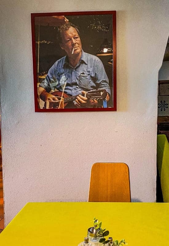 Speisesaal Schloss Aspenstein, Kochel am See: Foto von Willy Brandt mit Zigarette im Mundwinkel und Ukulele in der Hand - angiestravelroutes.com