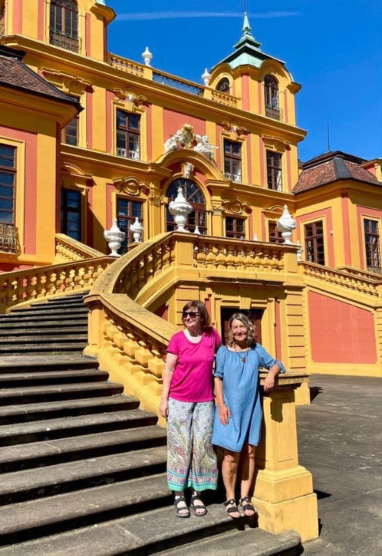 Schloss Favorite, Ludwigsburg - zwei Frauen auf der Freitreppe - angiestravelroutes.com