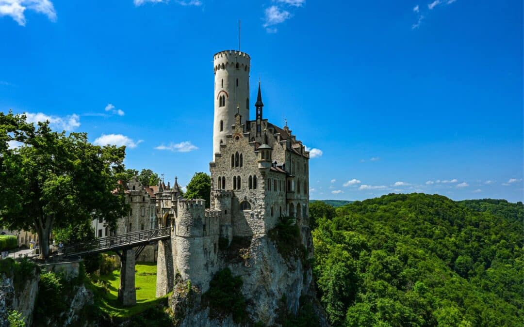 Schloss Lichtenstein, Schwäbische Alb, Württemberg, Kreis Reutlingen: Das neugotische Kernschloss mit fast weißem Turm auf einem Felsen, fotografiert vom Aussichtspunkt innerhalb der Schlossanlage - angiestravelroutes.com