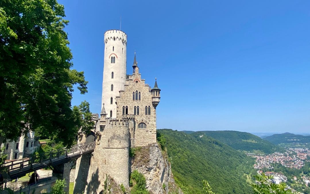 Schloss Lichtenstein auf der Schwäbischen Alb, Württemberg, Kreis Reutlingen - das Schloss auf einer Klippe mit Turm und Brücke und Aussicht auf die Schwäbische Alb, fotografiert vom Aussichtspunkt in der Schlossanlage - angiestravelroutes.com