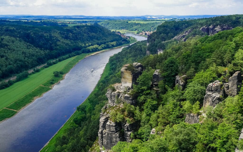 Sachsen - Elbe und Felsformationen in der Sächsischen Schweiz - angiestravelroutes.com