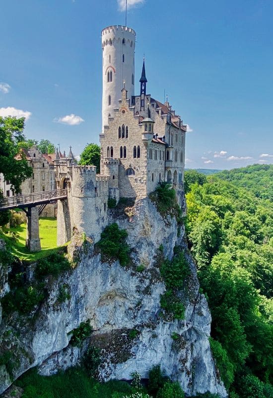 Schloss Lichtenstein auf einem Felsvorsprung über dem Echaztal