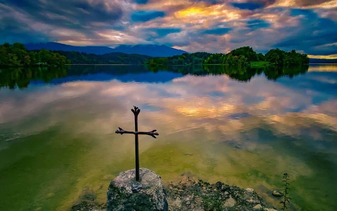 staffelsee-viewpoint-seehausen Seehausen am Staffelsee: Sunset at the viewpoint marked by a metal cross on a stone pedestal