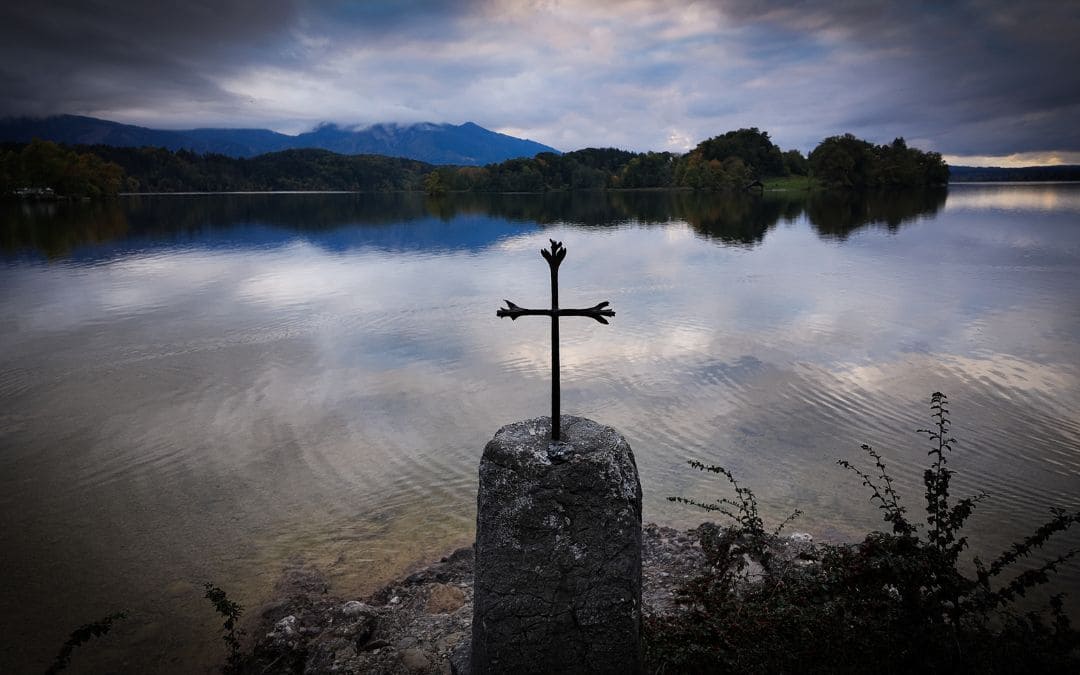 staffelsee-aussichtspunkt-seehausen Blick über den Staffelsee vom Aussichtspunkt Seehausen kurz nach Sonnenuntergang - im Vordergrund ein Metallkreuz auf Betonsockel