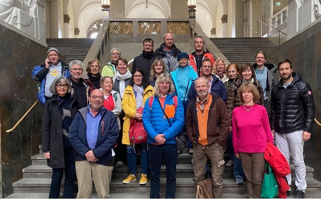 Abschlussfoto unserer Studienreise "Auf den Spuren des Nationalsozialismus im Alpenraum" - Lichthof der LMU in München - angiestravelrotes.com