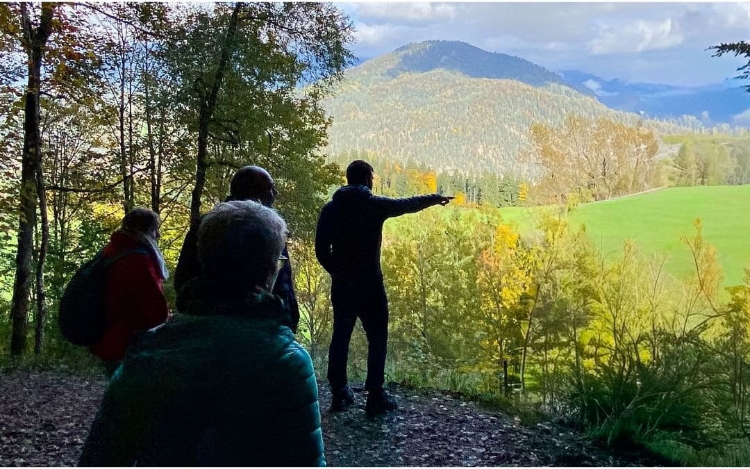 Historiker Hannes Liebrandt zeigt den Seminarteilnehmern die Aussicht vom früheren Panoramafenster des Berghofs.
