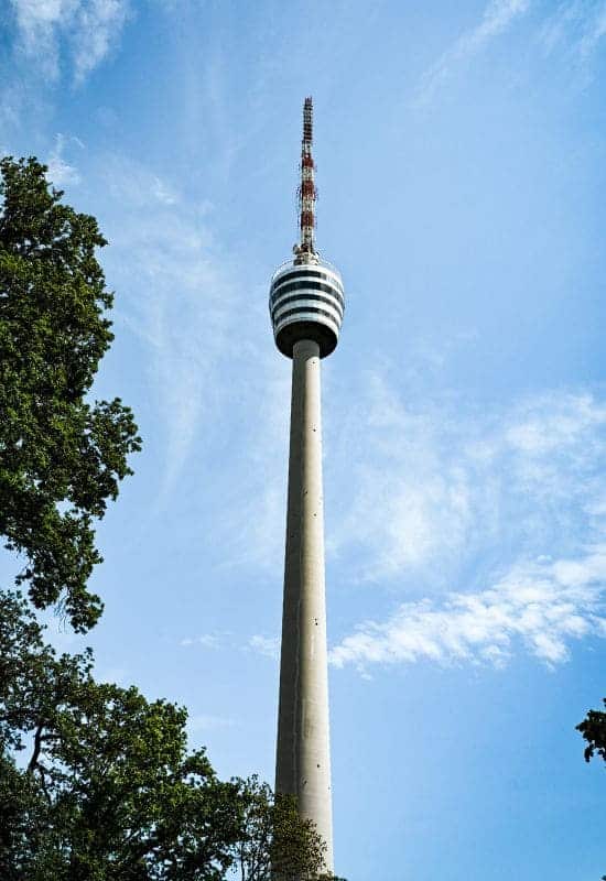 Fernsehturm Stuttgart vom Vorplatz aus fotografiert
