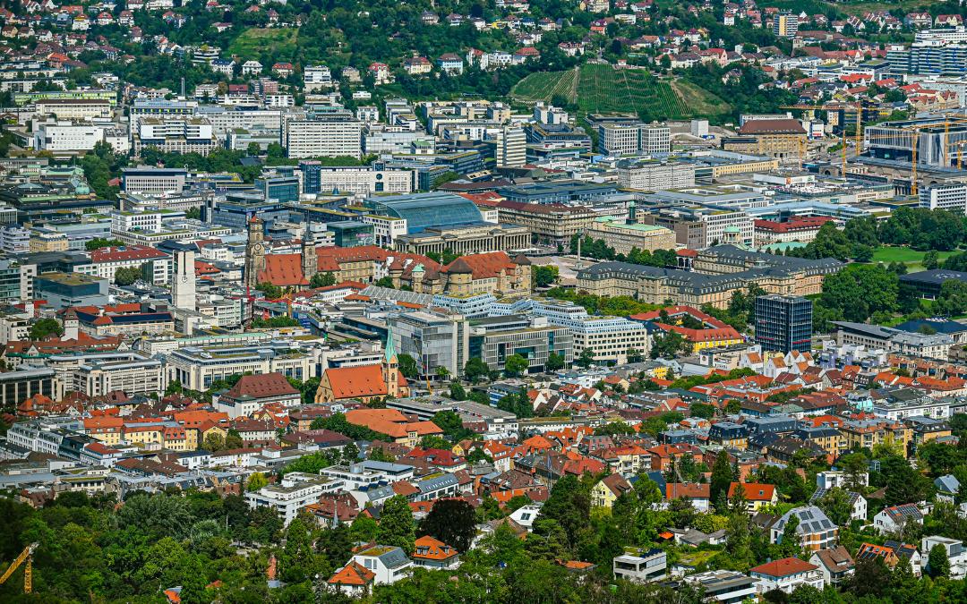 Fernsehturm Stuttgart - Aussicht auf die Stuttgarter Innenstadt mit Altem und Neuem Schloss und einem Teil der Großbaustelle Stuttgart 21 - angiestravelroutes.com