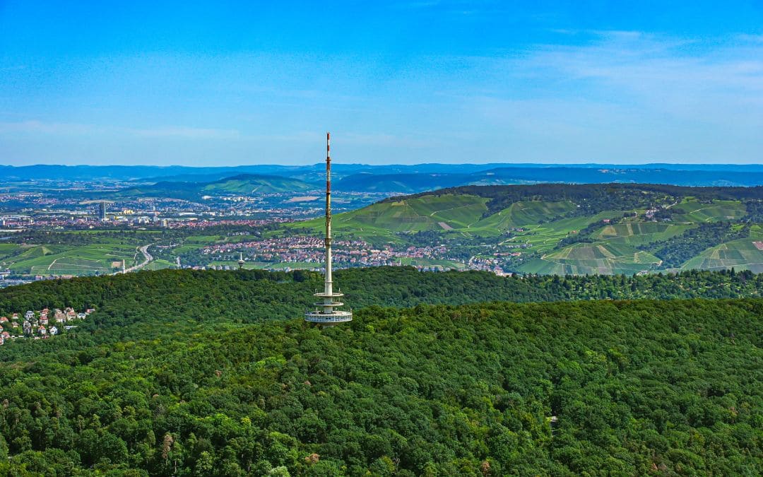 Blick vom Fernsehturm über das bewaldete Umland Stuttgarts