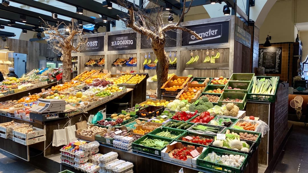 Markthalle Stuttgart - Obst- und Gemüsestand mit üppiger Auslage - angiestravelroutes.com