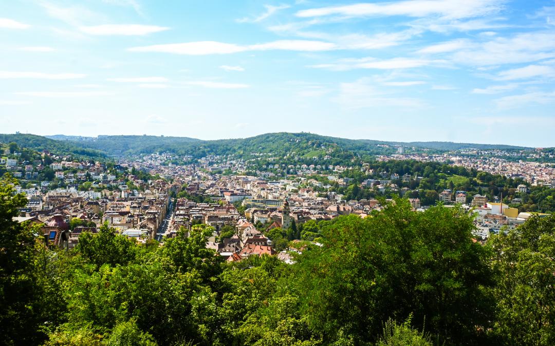 Weißenburgpark Stuttgart, Aussichtplattform - Blick auf die Stadt und grüne Hügel im Hintergrund - angiestravelroutes.com