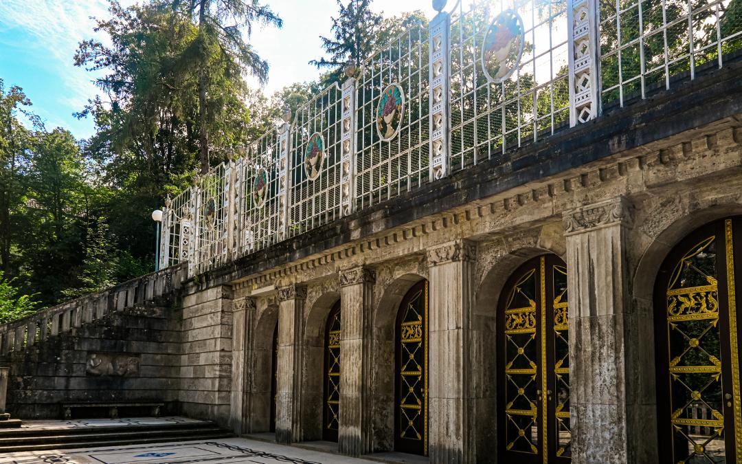 Marmorsaal Weißenburgpark, Stuttgart - a long building built into the hillside, on the roof a wrought-iron ornamental lattice with Art Nouveau motifs - angiestravelroutes.com