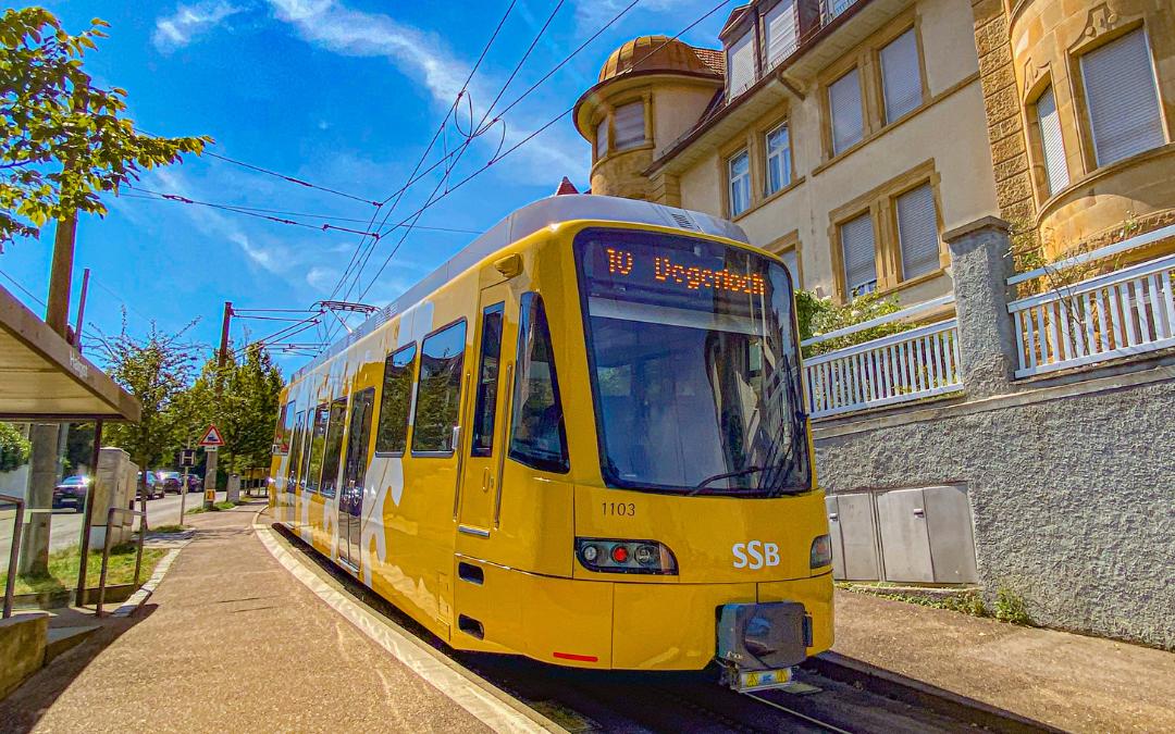 Stuttgarter Zahnradbahn "Zacke" - gelbes Fahrzeug der Linie 10 an der Haltestelle Haigst – angiestravelroutes.com