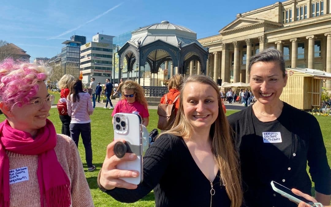 Blogger-Coach Judith Peters von The Content Society beim Selfie-Machen mit zwei Bloggerinnen auf dem Stuttgarter Schlossplatz - angiestravelroutes.com