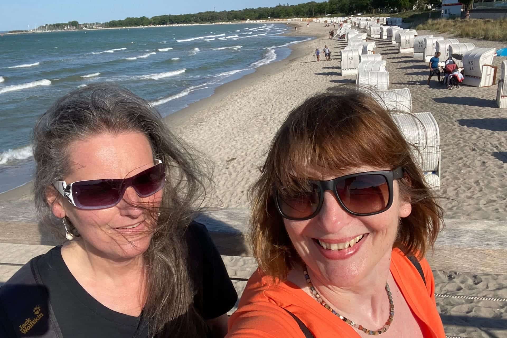 Timmendorfer Strand - Selfie Jutta und Angelika - angiestravelroutes.com