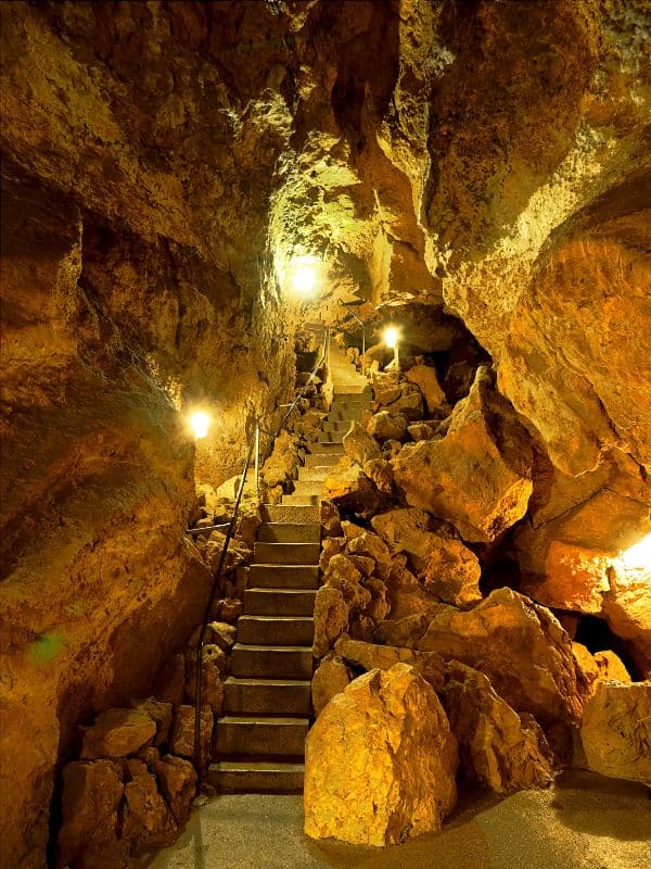 Laichinger Tiefenhöhle, Schwäbische Alb - steile Steintreppe zwischen den Felsen in der Höhle