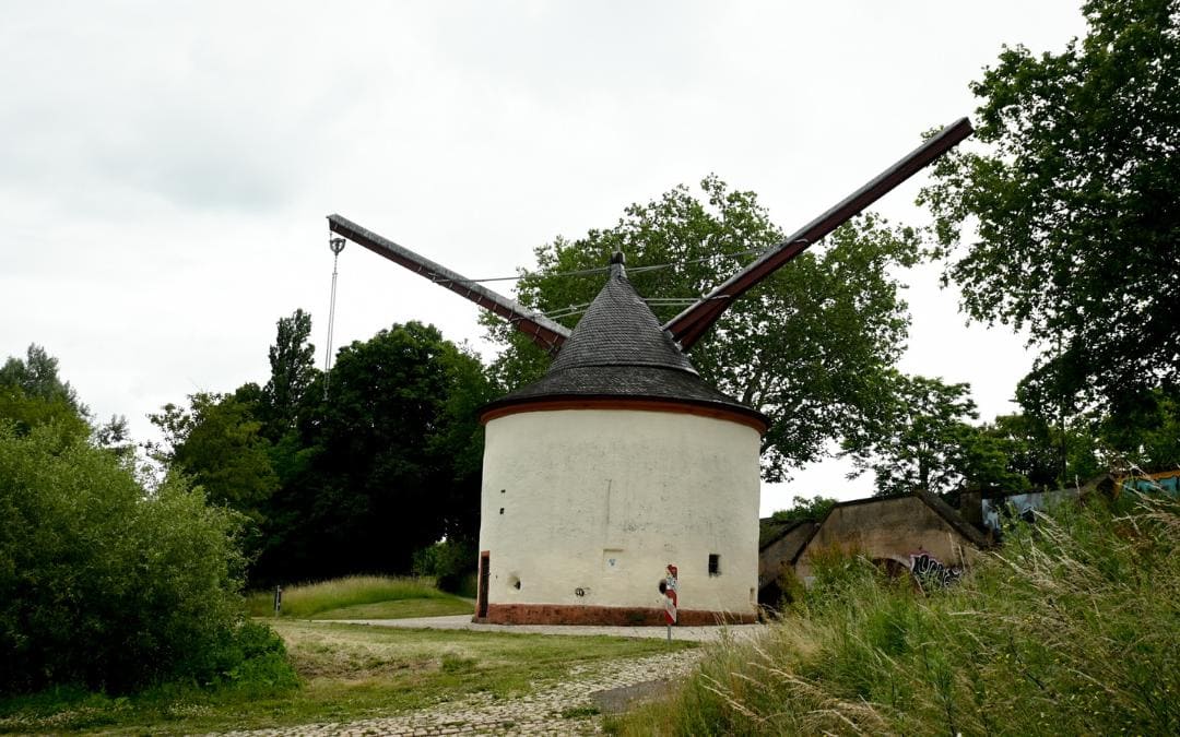 Historischer Alter Krahnen am Trierer Moselufer mit langen hölzernen Auslegern
