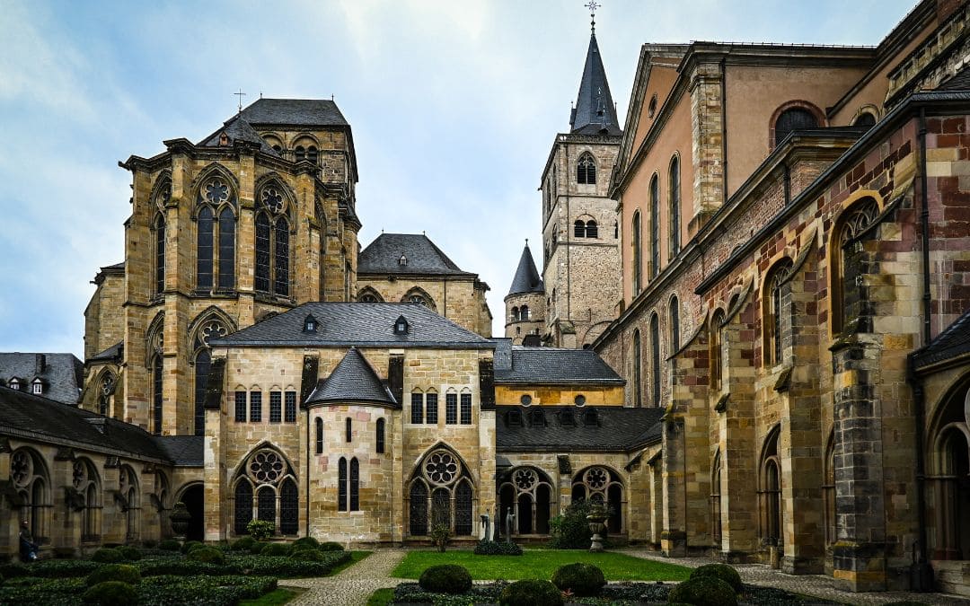 Dom St. Peter und Liebfrauenkirche in Trier, fotografiert vom Kreuzgang
