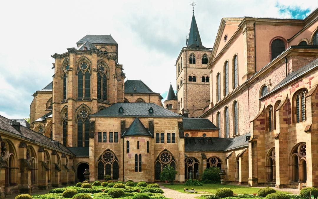 Blick vom Kreuzgang auf die Liebfrauenkirche und den Trierer Dom