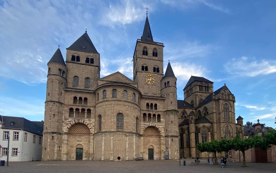 Westfassade des Trierer Doms mit der Liebfrauenkirche auf der rechten Seite