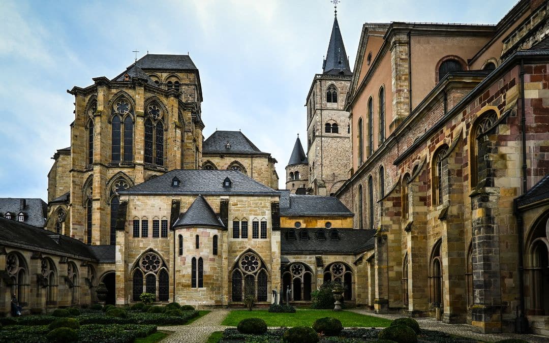 Trier, Dom St. Peter und Liebfrauenkirche - fotografiert vom Kreuzgang - angiestravelroutes.com