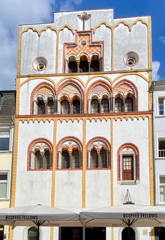 Farbige Fassade des mittelalterlichen Dreikönigenhauses in der Simeonstraße