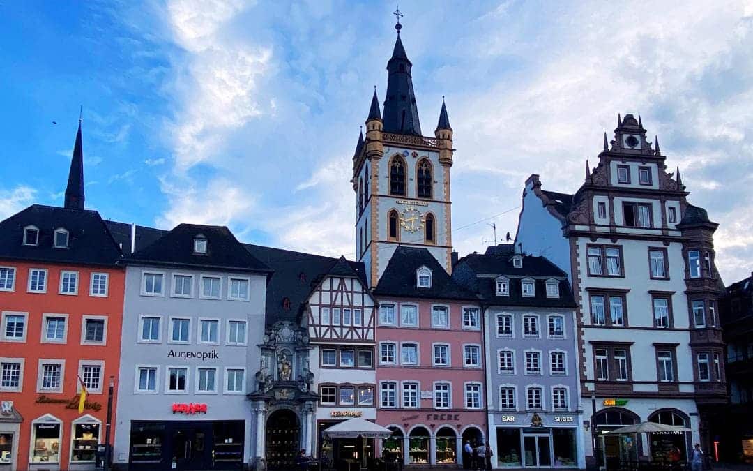 Historische Häuser am Trierer Hauptmarkt mit dem Turm der Kirche St. Gangolf