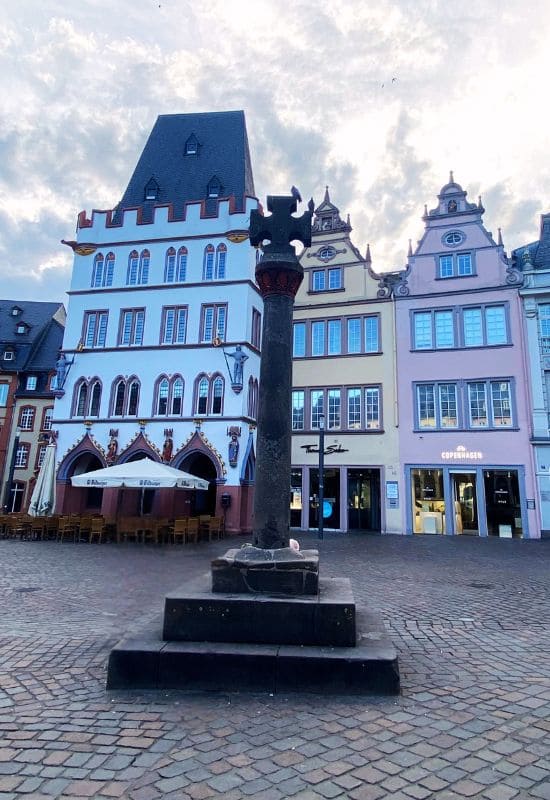Marktkreuz vor der Steipe und historischen Bürgerhäusern auf dem Trierer Hauptmarkt