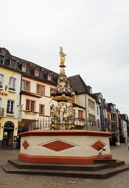 Petrusbrunnen auf dem Trierer Hauptmarkt vor historischen Häusern