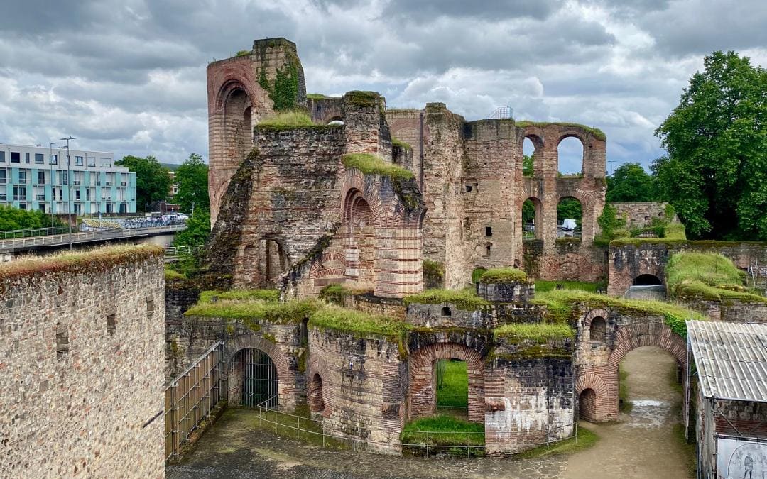 Ruinen der Kaiserthermen mit hohen römischen Mauern und Rundbögen