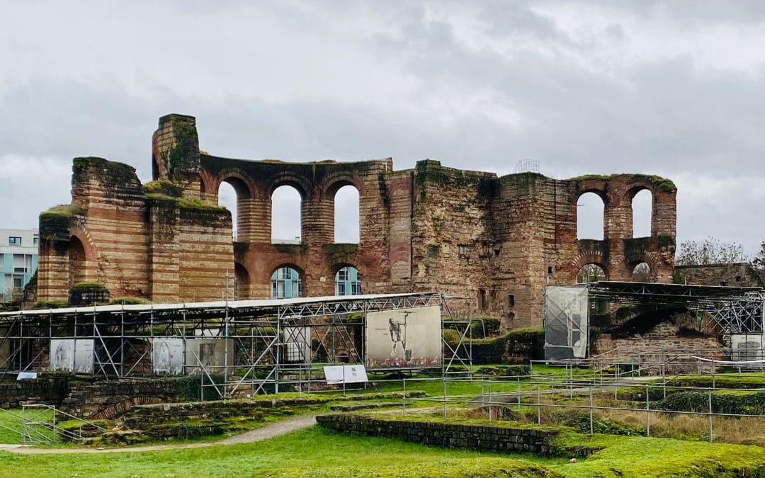 Kaiserthermen in Trier mit freigelegten Mauern