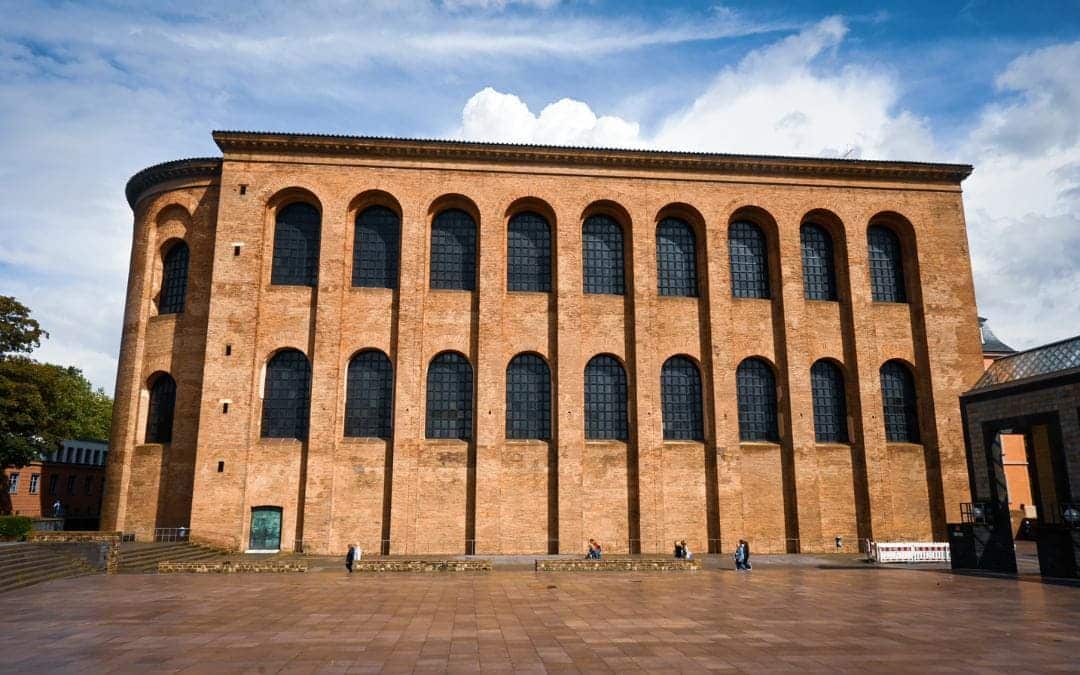 Außenansicht der Konstantinbasilika in Trier mit ihrer monumentalen römischen Ziegelfassade
