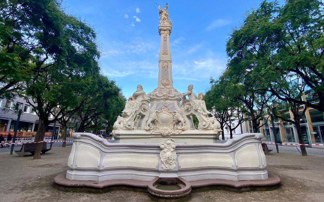Barocker Sankt Georgsbrunnen auf dem Trierer Kornmarkt