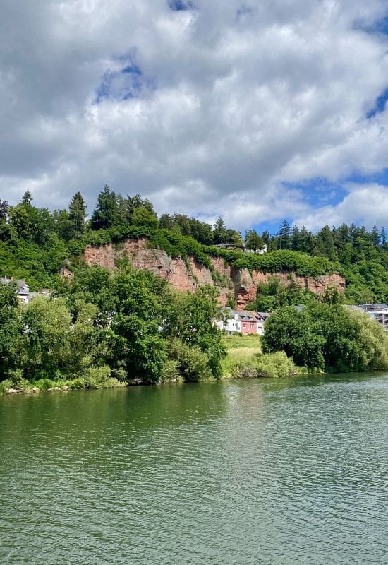 Rote Sandsteinfelsen am Moselufer bei Trier-Pallien
