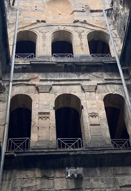 Mehrgeschossige römische und mittelalterliche Architektur im Inneren der Porta Nigra