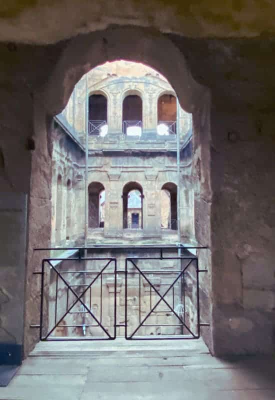 Blick durch einen Rundbogen auf Galerien im Inneren der Porta Nigra