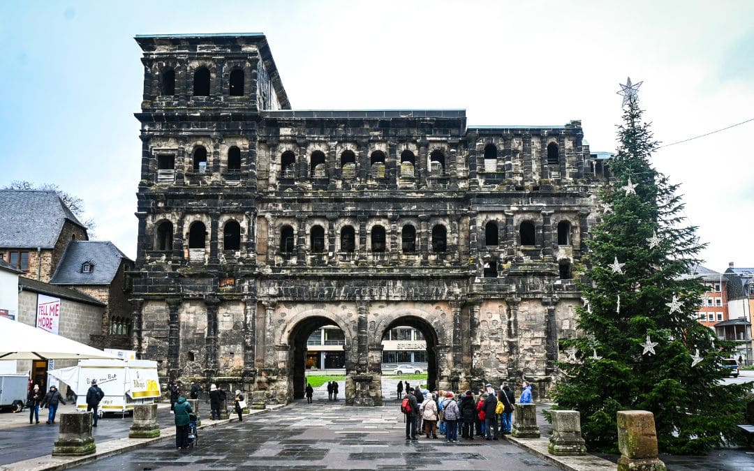 Porta Nigra in Trier im Dezember (Weihnachtsbaum rechts im Bild) von vorne fotografiert