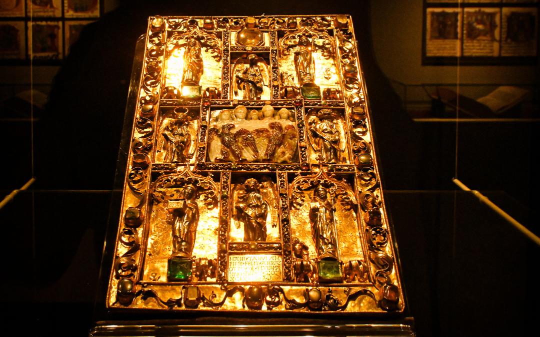 Goldener Prachteinband des Ada-Evangeliars in der Schatzkammer der Wissenschaftlichen Bibliothek