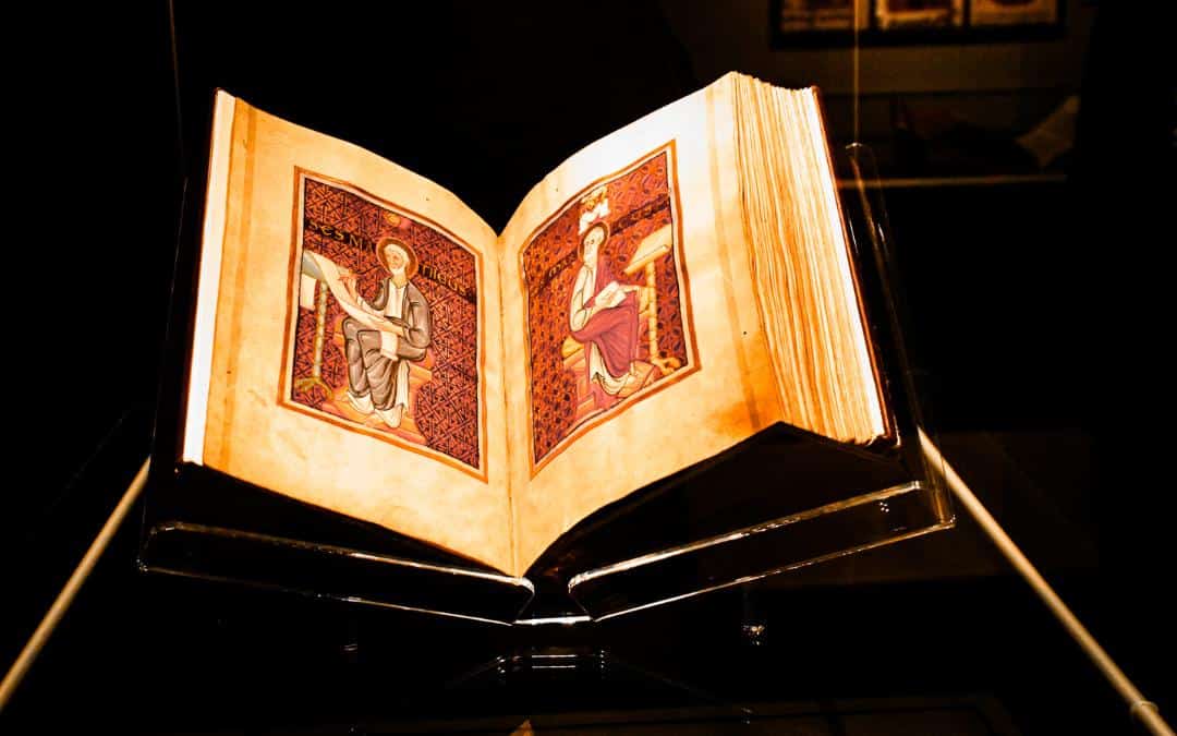 Aufgeschlagener Codex Egberti mit farbigen mittelalterlichen Buchmalereien