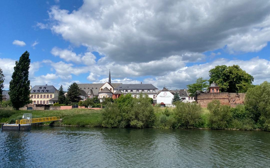 Historische Gebäude und Befestigungsmauer von Trier-Pfalzel am Moselufer