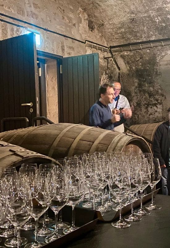 Weingläser und Holzfässer bei einer Weinprobe im Keller der Vereinigten Hospitien