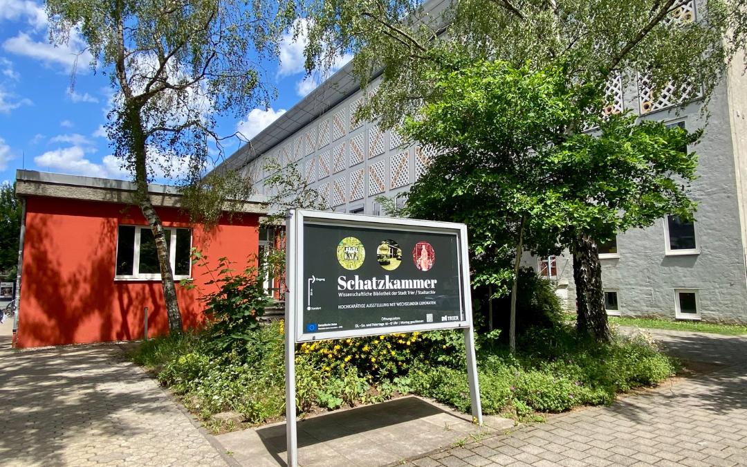Hinweisschild vor der Schatzkammer der Wissenschaftlichen Bibliothek in Trier