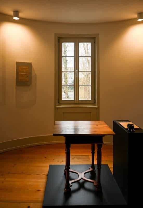 Hölderlin Tower, Tübingen: Tower room with replica of Hölderlin's desk