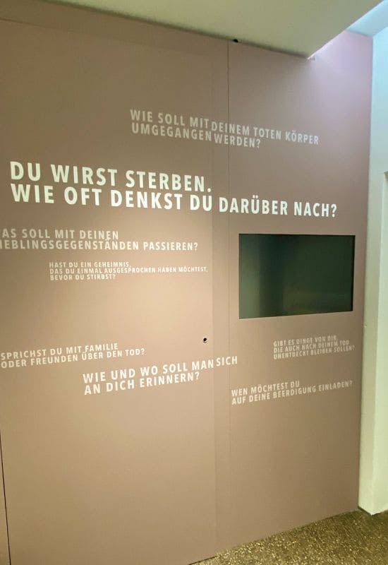 Exhibition "Death and Remembrance" in the cemetery caretaker's house at Tübingen City Cemetery: Wall with personal questions about death and dying.