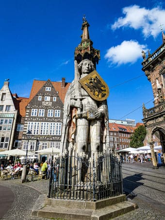 UNESCO Welterbe -Statue des Roland auf dem Marktplatz zu Bremen - angiestravelroutes.com