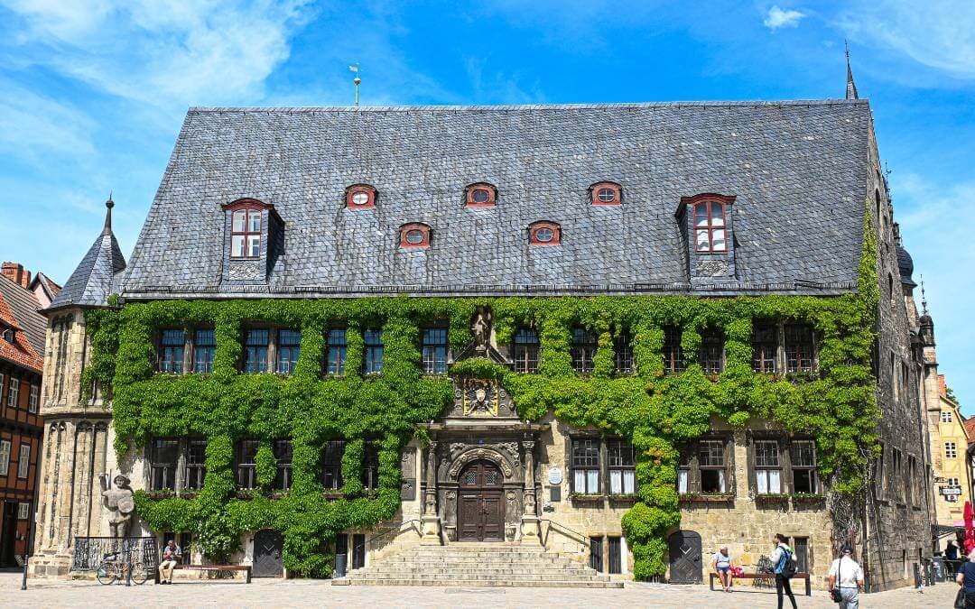 Quedlinburg - Rathaus mit Renaissanceportal und Roland - angiestravelroutes.com